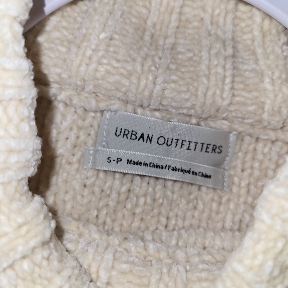 Urban Outfitters Daria Double Take Chenille Sweater Crop - Picture 4 of 5
